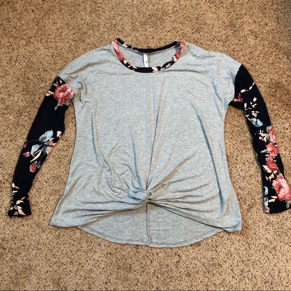 Super Cute Boutique Top With Front Knot